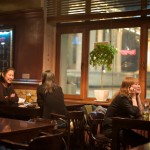 Au fond d'un bar. L'on peut être blonde et mongole et de toute façon traîner au téléphone. J'aurais aimé qu'elle fût seule mais un verre de bière trahit une amie, un amant. Ulaanbaatar, 21 octobre 2009, tard.