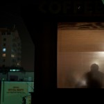 Il me restait cent mètres avant de rentrer chez moi : dormir au chaud. J'ai croisé personne puis quelques putes. Enfin cette tablée de fantômes rigolants. La fête ou les affaires continuaient, comme une alternative au sommeil. Ulaanbaatar, 21 octobre 2009, minuit.