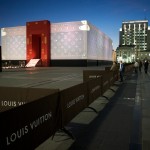 Un grand cube a été construit sur la place principale d'Ulaanbaatar : 12 mètres de haut pour une cinquantaine de long. Une semaine qu'ils travaillent pour une inauguration qui aura lieu ce vendredi même. Tous les matériaux de construction viennent de Chine...