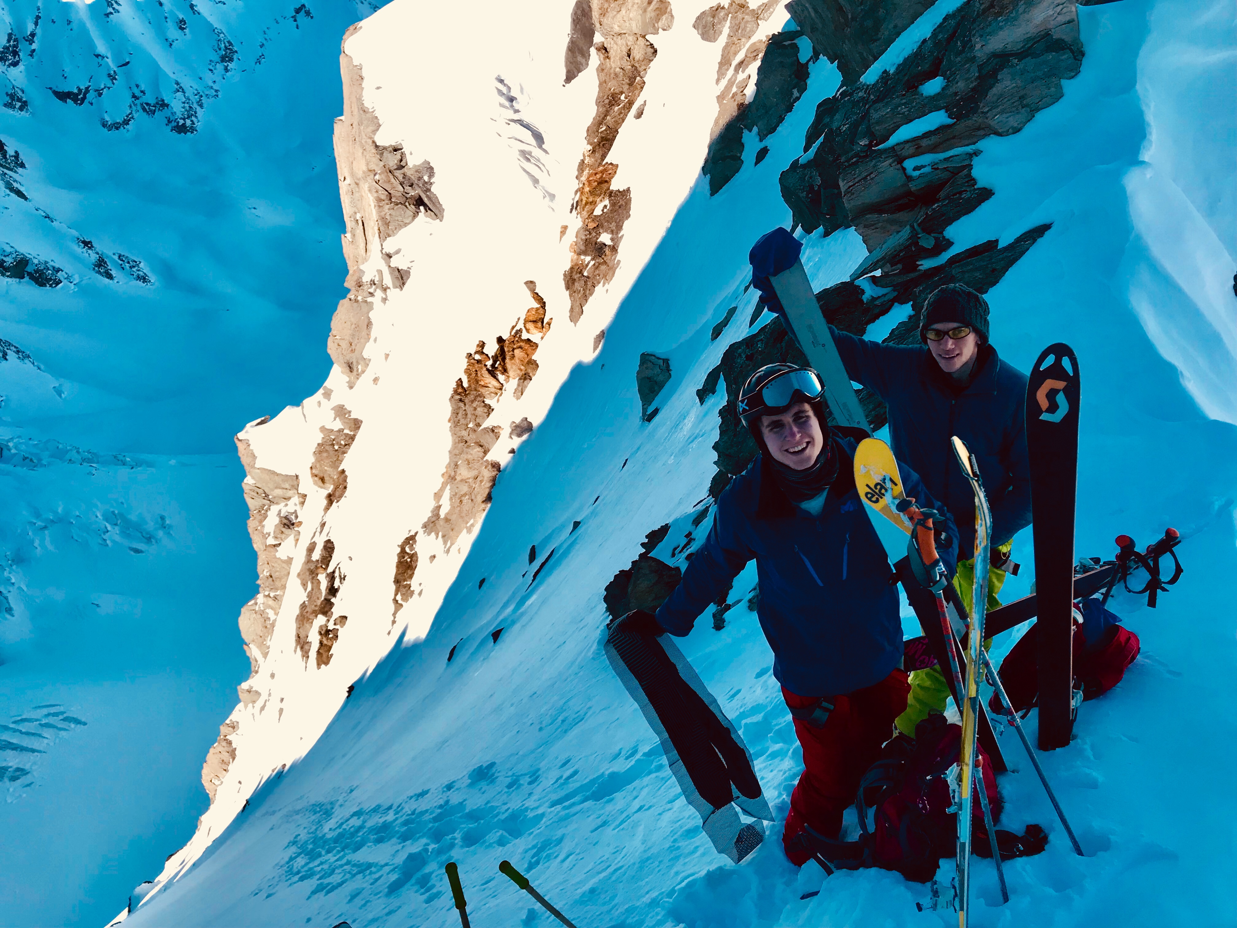 Maxime et Laurent enlèvent leur peaux en haut du couloir jour 3